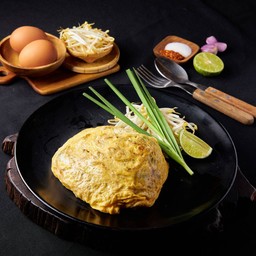ผัดไทยเส้นจันท์ห่อไข่ Padthai with Omelette Wrap