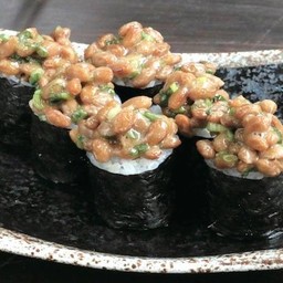Nattou  Maki ข้าวห่อสาหร่ายไส้ถั่วหมัก