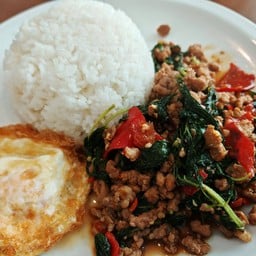 กระเพราหมูสับ-ราดข้าว