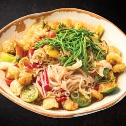Spicy papaya salad with thin rice noodles, pork crackling and fermented fish sauce
