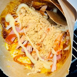 เครปไข่ไก่ พริกเผา แฮม ไส้กรอก ปูอัด หมูหยอง