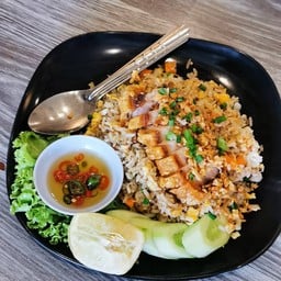 ข้าวผัดหมูกรอบ