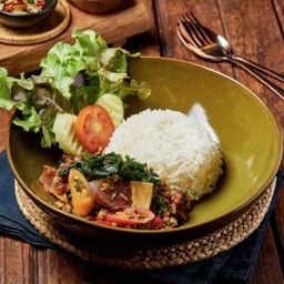 ผัดกะเพราโคตรหมูราดข้าว Stir Fried Basil with Mince Pork, Vietnam and Chinese Sausage