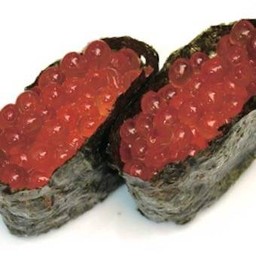 Ikura Gunkan ข้าวปั้นไข่ปลาแซลมอนห่อสาหร่ายทรงเรือรบ