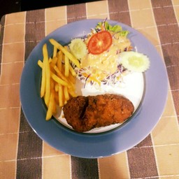 สเต็กได่ห่อไส้ชีสแฮมชุปเกล็ดขนมปังทอด+ไส้กรอกเยอรมัน