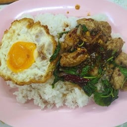 กะเพราหมูเด้งพริกแห้ง