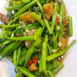 ผัดผักบุ้งหมูกรอบ