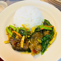 ข้าวเครื่องแกงปลาดุก