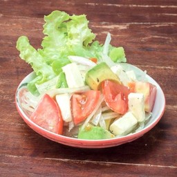 Tomato Avocado basil Salad สลัดมะเขือเทศและอโวคาโดกับนำ้สลัดเบซิล
