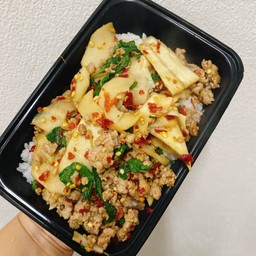 ข้าวกะเพราพริกแห้งหน่อไม้ดอง