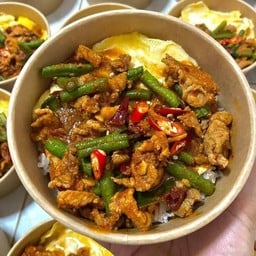 ผัดพริกแกงหมูราดข้าว