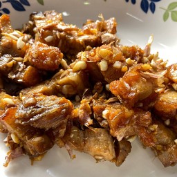 หมูกรอบทอดกระเทียม (กับข้าว)