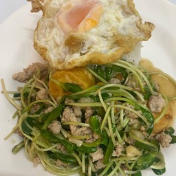 D ข้าวราดต้นอ่อนทานตะวันเต้าหู้ ไก่สับ