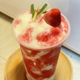 สตรอว์เบอร์ิรี่ปั่น