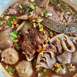 ก๋วยเตี๋ยวเนื้อรวมพิเศษ