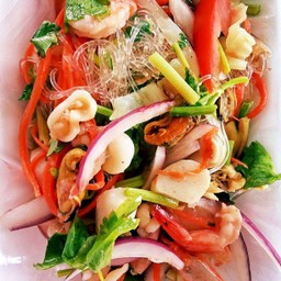 ยำวุ้นเส้น ลูกชิ้นปลา หมึก กุ้ง หอย