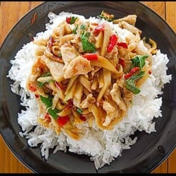 กะเพราหมูหน่อไม้ราดข้าว หมูสับ หรือ หมูชิ้น