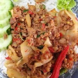 ข้าวผัดพริกแกงหน่อไม้ดอง