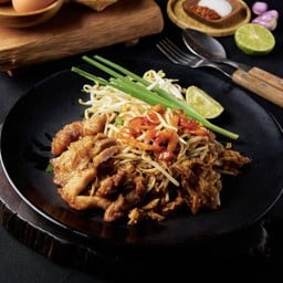 ผัดไทยทรงเครื่องหมูทอด (เส้นจันท์) Classic Pad Thai with Deep Fried Pork