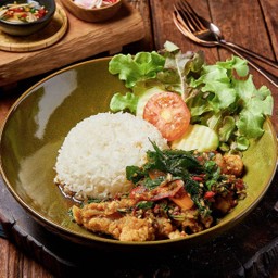 ผัดกะเพราไก่กรอบราดข้าว Stir Fried Basil withDeep Fried Chicken and Rice