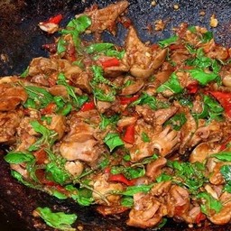 [อร่อยซ่ากับโค้ก] กระเพราเครื่องในไก่ผัดพริกแห้ง +  โค้ก ออริจินัล (ขวด) 