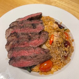 ข้าวผัดต้มยำท๊อปด้วยเนื้อสเต็กพิคานญ่าออสเตเรีย