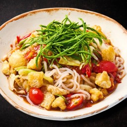Spicy papaya salad with konjac, pork crackling and fermented fish sauce
