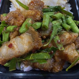ข้าวหมูกรอบผัดพริกแกงใส่ถั่ว