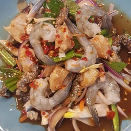 ยำปูม้ากุ้งสด