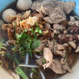 ก๋วยเตี๋ยวเนื้อตุ๋นป้าอ้วนลุงหนวด-ไทรน้อย