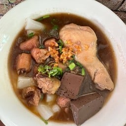 ก๋วยจั๊บไก่ ใช้น่องไก่ใหญ่ ไข่ เลือด