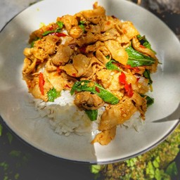 ผัดกะเพราหมูสามชั้นสไลด์