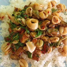 ข้าว ผัดกระเพราะหมึก +ไข่ดาว