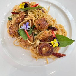 สปาเกตตี้ไส้อั่วพริกแห้ง Spaghetti with Sai Oua (Northern Thai sausage) and Dried Chili