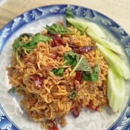 ผัดมาม่า กระเพราหมูสับ