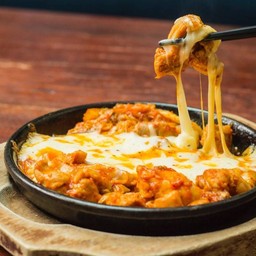 Cheese Dak Galbi  ไก่ผัดกิมจิหน้าชีสกระทะร้อน