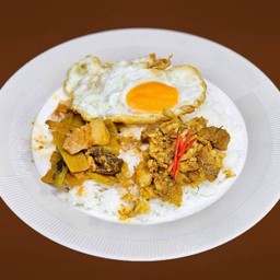 ข้าวราดแกงตาตุ๋ย 2 อย่าง เพิ่มไข่ดาว “Tui“ Rice With Curry & Fried 2 Dish