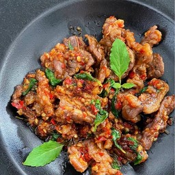 ข้าวกะเพราพริกแห้ง หมูสามชั้นสไลด์ทอด