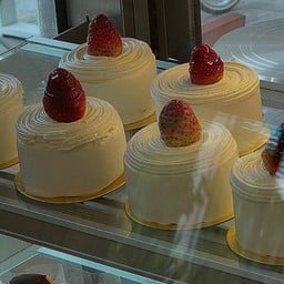 Strawberry chocolate cake