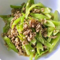 หมูสับผัดพริกหยวกราดข้าว