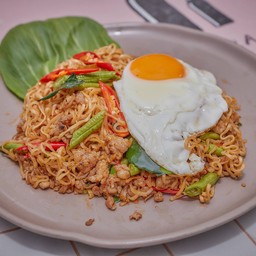 มาม่าผัดขี้เมาหมูสับ+ไข่ดาว