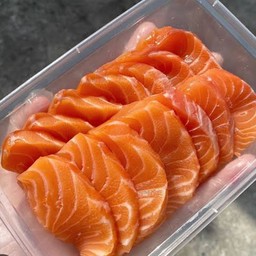 เนื้อปลาแซลมอน ซาซิมิ 250กรัม + สาหร่ายเกาหลี1 ห่อ วาซาบิ + ซอสโชย