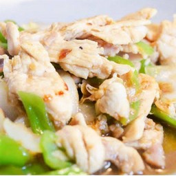 ไก่ชิ้นผัดพริกหยวกราดข้าว