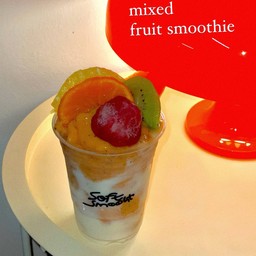 ผลไม้รวมสมูทตี้โยเกิร์ต สูตรเฉพาะที่ร้านsoftsmooth มีความเปรี้ยวจากผลไม้ต่างๆตัดด้วยความละมุนจากโยเก