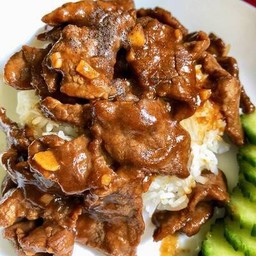 เนื้อผัดซีอิ๊วราดข้าวไข่ดาว