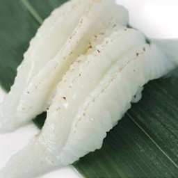 Aburi Engawa Nigiri ครีบปลาตาเดียวย่างไฟเล็กน้อย นิกิริ