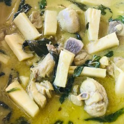 แกงเขียวหวานไก่ยอดมะพร้าวอ่อน **วันนี้ใส่มะเขือเปราะนะคะ**