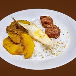 ข้าวราดแกงตาตุ๋ย 1 อย่าง +หมูก้อนหรือเนื้อก้อน “Tui” Rice With Curry&Fried 