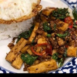 กระเพราหมูสับ+หมูยอราดข้าว