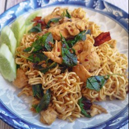 ผัดมาม่า กระเพราไก่